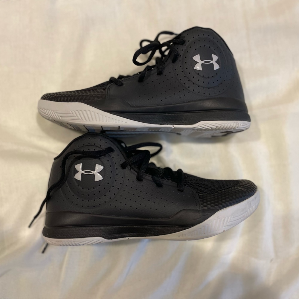 Under Armour Youth Basketball Shoes 6Y NWOT